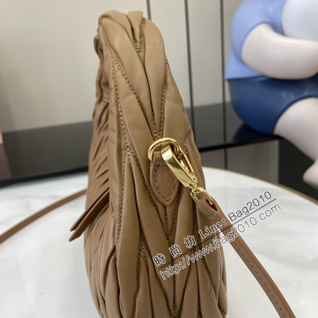 miumiu繆繆專櫃最新款小羊皮Wander手袋經典Matelasse紋理繡花手提肩背包 jh2557型號：5BC125